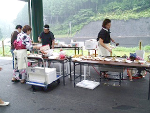 屋台作りの準備で大忙しの職員