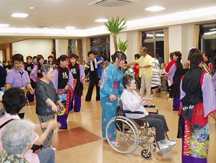 ご入居さまといっしょに盆踊り