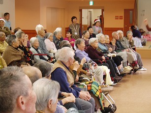 コーラスボランティアさんと楽しくハーモニー生演奏もいいですね！