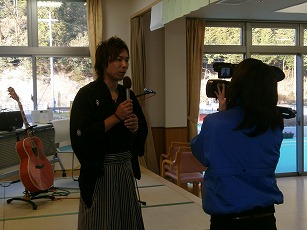 ライブ終了後、ケーブルテレビの取材を受ける、松尾貴臣さん