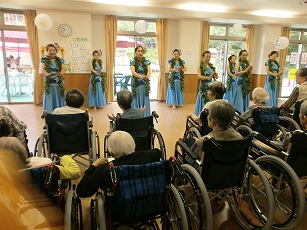 フラダンスショーに見惚れるご入居者さま