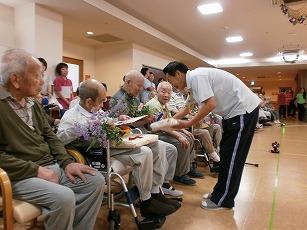 施設長から記念品と花束のプレゼント！