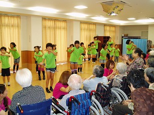 ご入居者さまと職員もいっしょに『まるまるもりもり』(1)