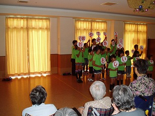 カズミダンシングの子どもたちからは、うちわでお祝いメッセージ！