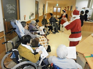 サンタの衣装で各ユニットの入居者さまと楽しくクリスマスソングの熱唱！