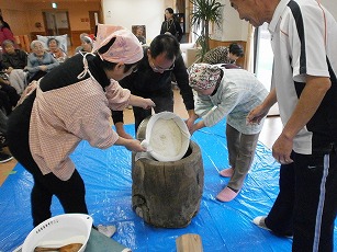 蒸しあがったもち米を臼に(^^)!お餅つきのはじまりです！