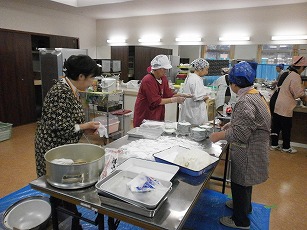 取り分けも『つくしんぼ』のみなさんの協力で スムーズにご入居者さまの胃袋に)^o^(