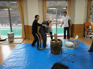 介助なしで杵を持ち上げるご入居者さまも！