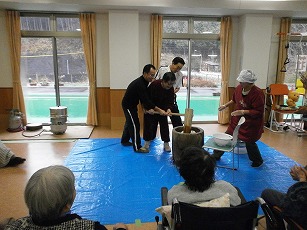 両側から職員に介助されてのお餅つき みなさんとっても楽しそう(^○^)