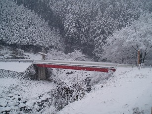 県道と施設をつなぐ橋も真っ白な雪景色