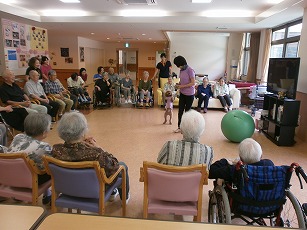 二足歩行でまずは、起立ー礼！！