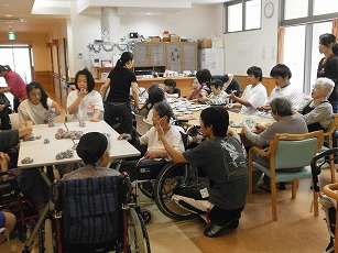 入居者さまといっしょにゲームや折り紙をしてのふれあい！！