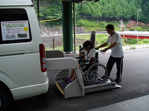 リフト車に乗って施設外周を回りました(*^_^*)