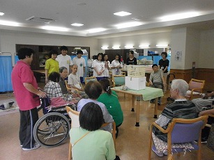デイサービスの利用者さまと玉入れ！うまく入ったかな？