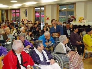 美麗ともこさんは、入居者さまの中で「大衆演芸舞踊」の披露！！