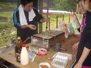 一番人気メニューは、たこ焼きでした！職員は大変(*^_^*)