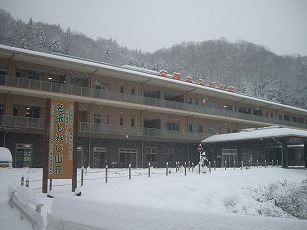 施設正面の雪景色ガードレールの上にも雪・雪・雪！！