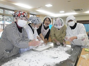 取り分けと形成は「つくしんぼ」のみなさまにお願いしました。