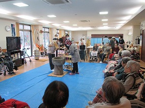 お餅つきの会場はたくさんの入居者さまで大賑わいでした(*^。^*)