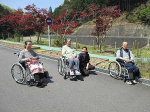 当日の暖かさにつられて、施設前での散歩を楽しまれた入居者様もおられました！