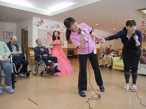 こちらの職員は歌って踊れる職員です(#^.^#)