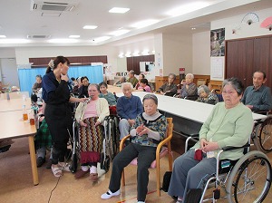 入居者のみなさんもマイクを向けられて楽しそう