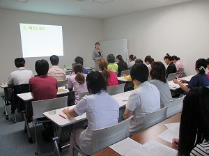 講師のお話を真剣に聞いております！