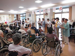 お花と記念品贈呈のあとはお歌のプレゼントです