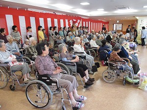 ピアノ演奏をバックのコーラスに入居者さまも楽しそう