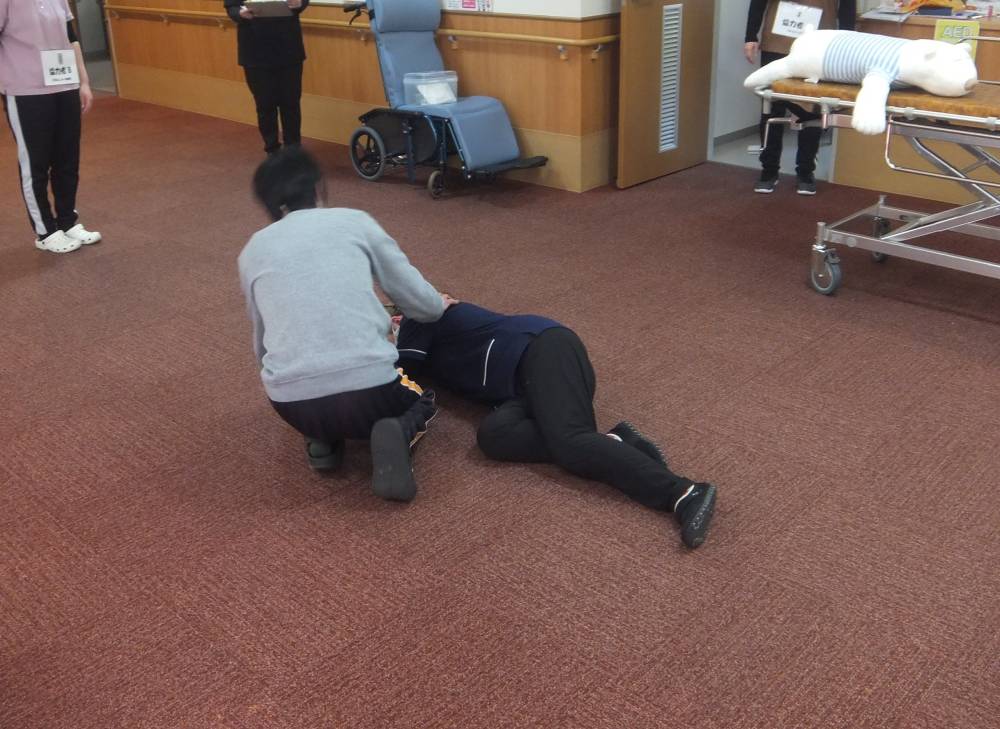 負傷者発見。応援を呼びます。