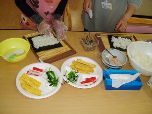 利用者様と職員が協力して恵方巻き作りの開始です