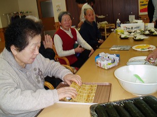 １人１本、自分の食べる分は自分で！たくさんの恵方巻きが出来あがりました