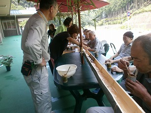 ソーメン？？フルーツも流れてきます(^^)!