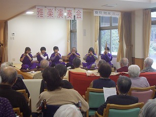雅楽の音色に聞き入っておられるご利用者さま＆ご利用者さま