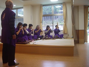 代表の富田さまから楽器の紹介をしていただきました